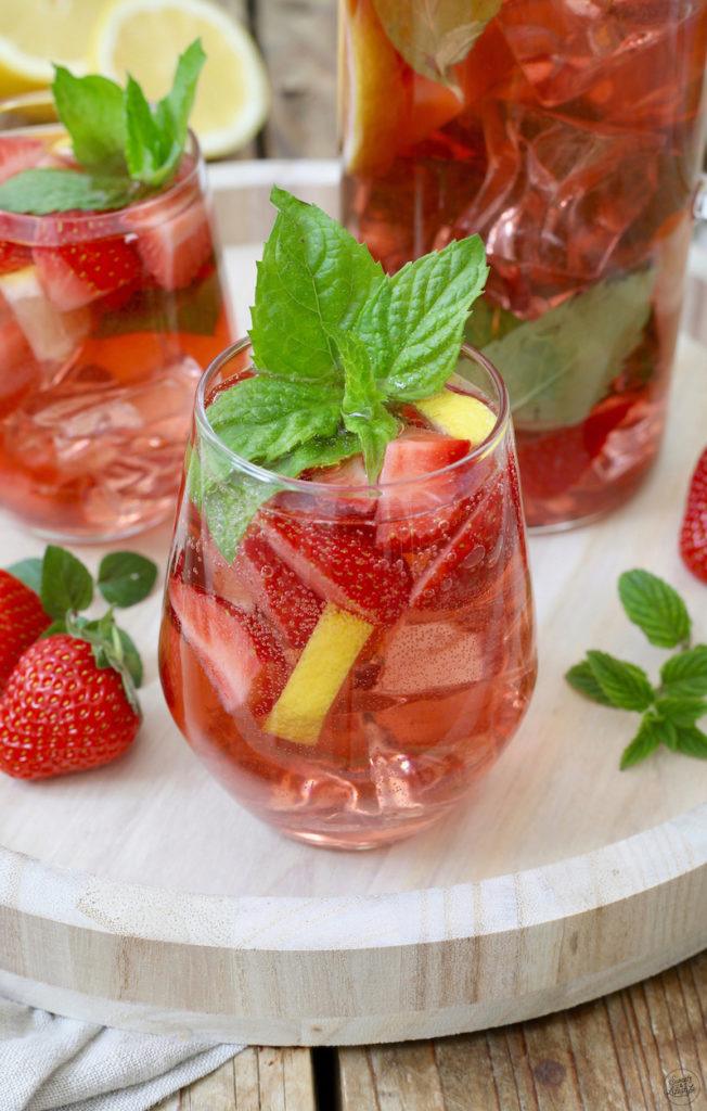 Leckere Erdbeer Bowle mit Minze, die perfekte Sommer Bowle, nach einem Rezept von Sweets & Lifestyle®