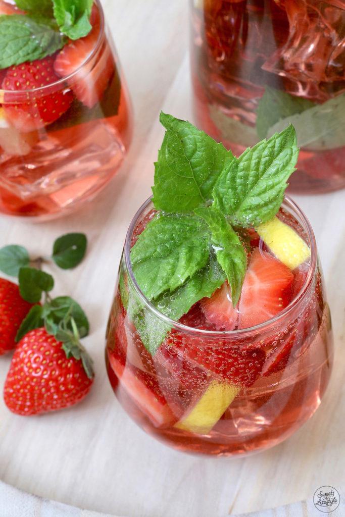 Erfrischende Erdbeer Bowle mit Minze, die Sommer Bowle schlechthin, nach einem Rezept von Sweets & Lifestyle®