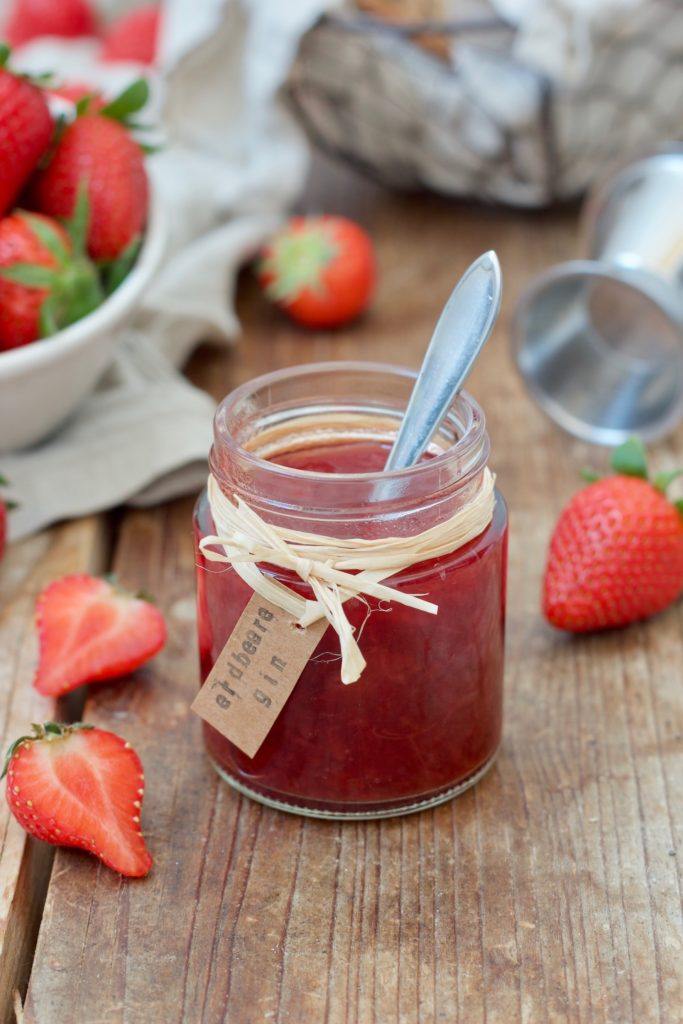 Leckere selbst gemachte Erdbeer-Gin-Marmelade nach einem Rezept von Sweets & Lifestyle® als Geschenk aus der Küche