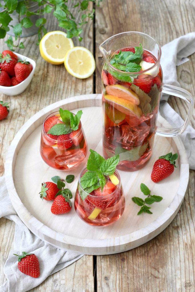 Erfrischende Erdbeer-Minz-Bowle nach einem Rezept von Sweets & Lifestyle®
