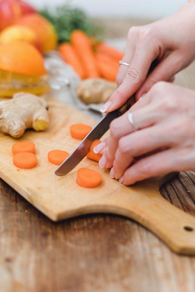 Karotten schneiden für die Karotten-Apfel-Marmelade nach einem Rezept von Sweets & Lifestyle®