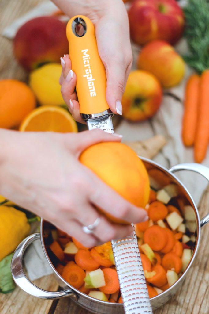 Orangenzesten abreiben mit der Microplane Zester Reibe für die Ostermarmelade von Verena von Sweets & Lifestyle®