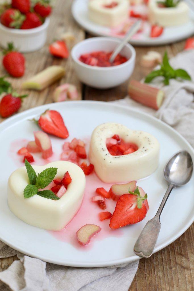 Einfache Panna Cotta mit Rhabarber-Erdbeer-Ragout von Sweets & Lifestyle®