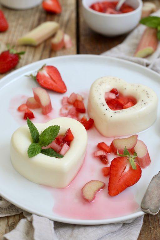 Einfache Panna Cotta mit Rhabarber-Erdbeer-Ragout serviert nach einem Rezept von Sweets & Lifestyle®