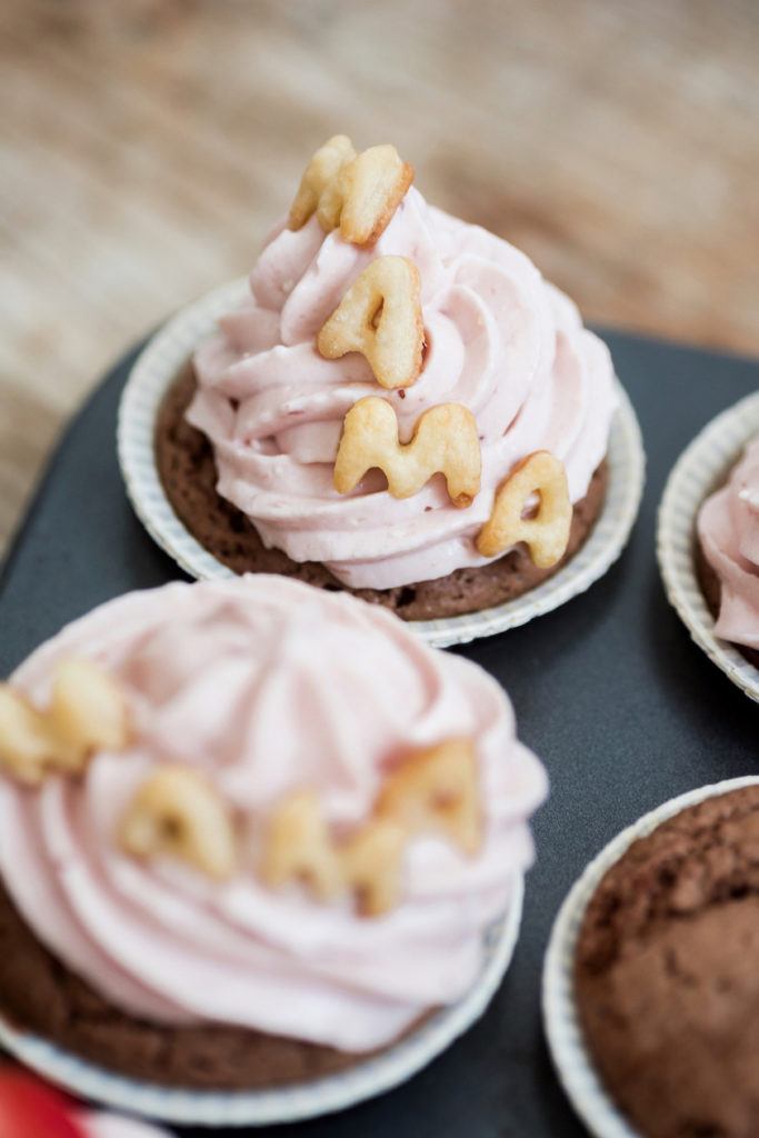 Erdbeercupcakes mit Mama Schriftzug als Muttertagscupcakes nach einem Rezept von Sweets & Lifestyle®