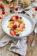Joghurt mit selbst gemachten zuckerfreiem Granola von Sweets & Lifestyle®
