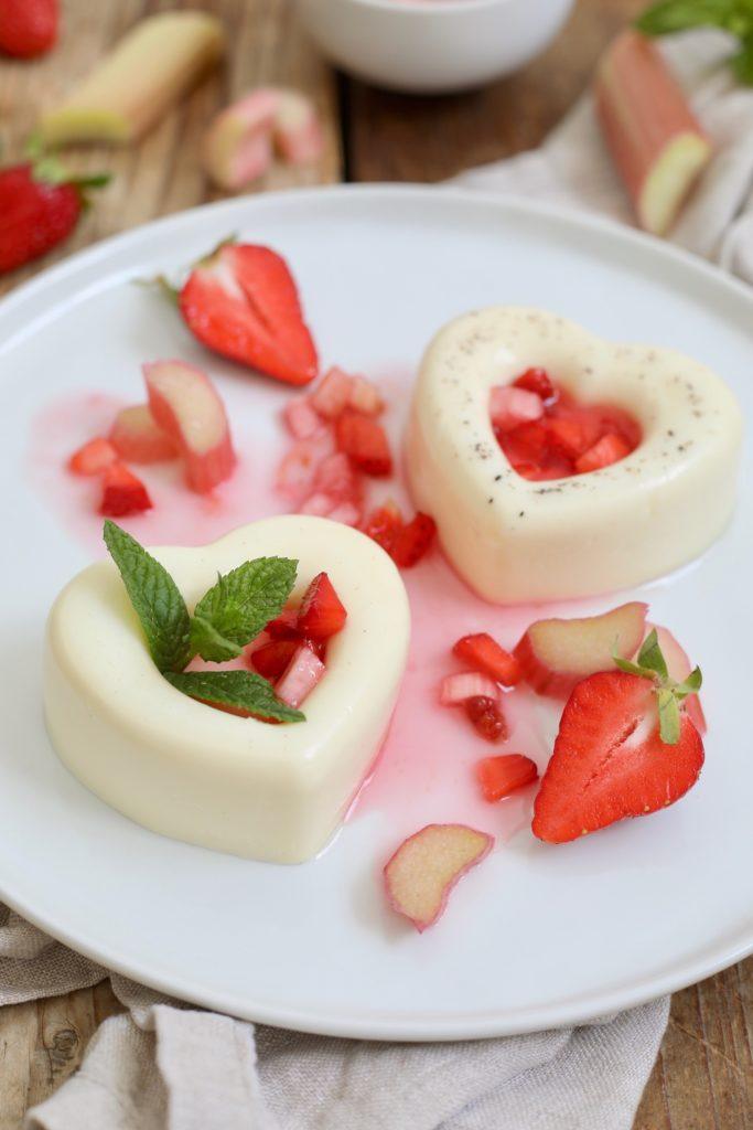 Leckere Panna Cotta in Herzform mit Rhabarber-Erdbeer-Ragout nach einem Rezept von Sweets & Lifestyle®