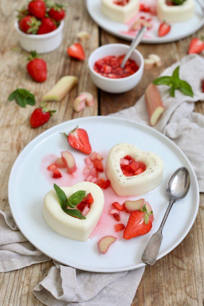 Leckere Panna Cotta mit Rhabarber-Erdbeer-Ragout serviert nach einem Rezept von Sweets & Lifestyle®