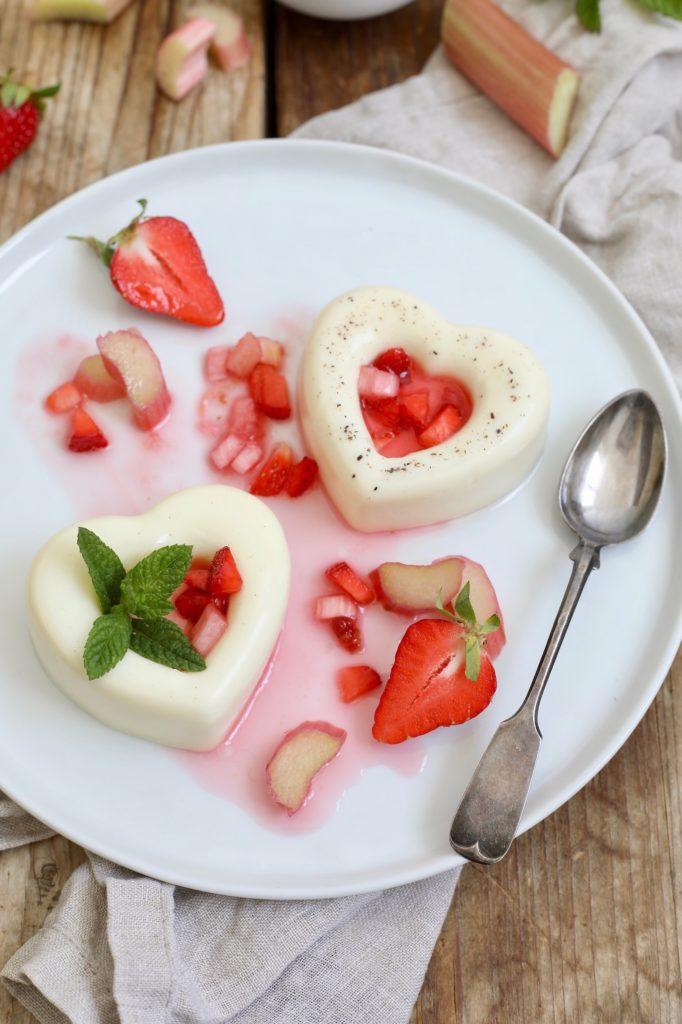 Einfache Panna Cotta serviert mit Rhabarber-Erdbeer-Ragout zum Muttertag nach einem Rezept von Sweets & Lifestyle®