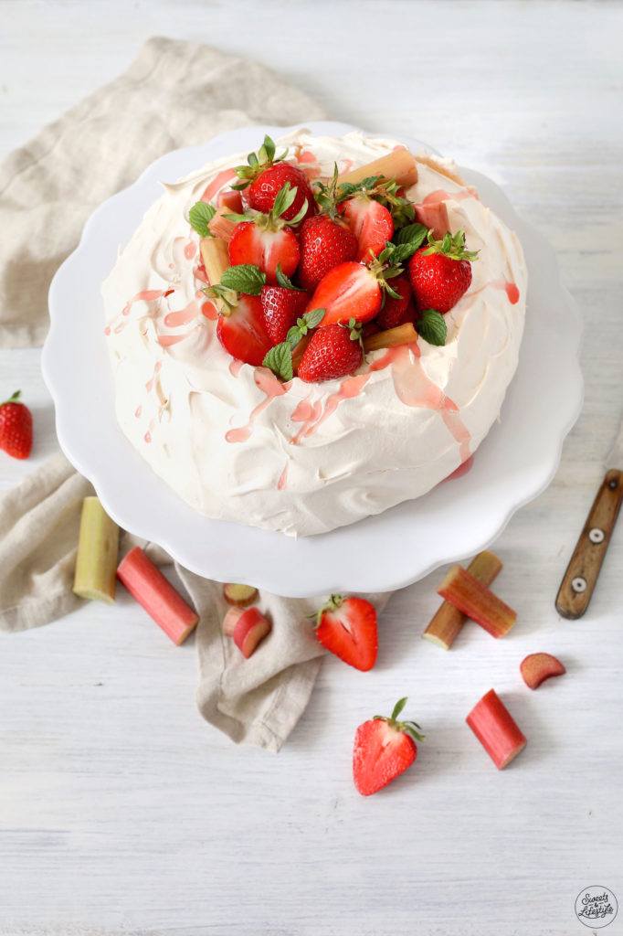 Luftige Pavlova mit Rhabarber-Erdbeer-Kompott und frischen Erdbeeren nach einem Rezept von Sweets & Lifestyle®