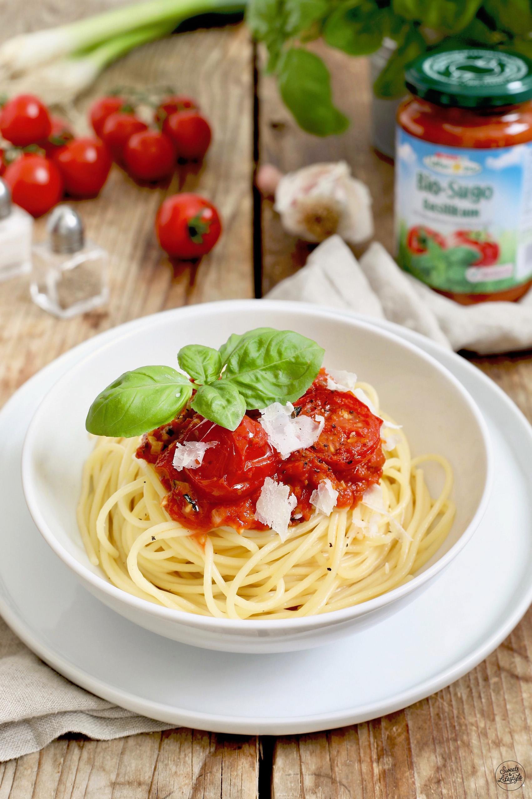 Schnelle Pasta mit Tomaten und Basilikum - Rezept - Sweets &amp; Lifestyle®
