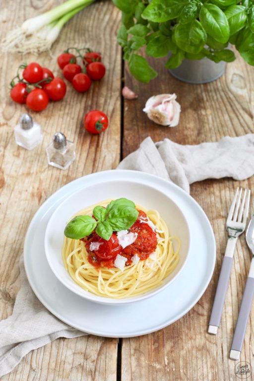 Schnelle Spaghetti mit Tomaten und Basilikum nach einem Rezept von Sweets & Lifestyle®