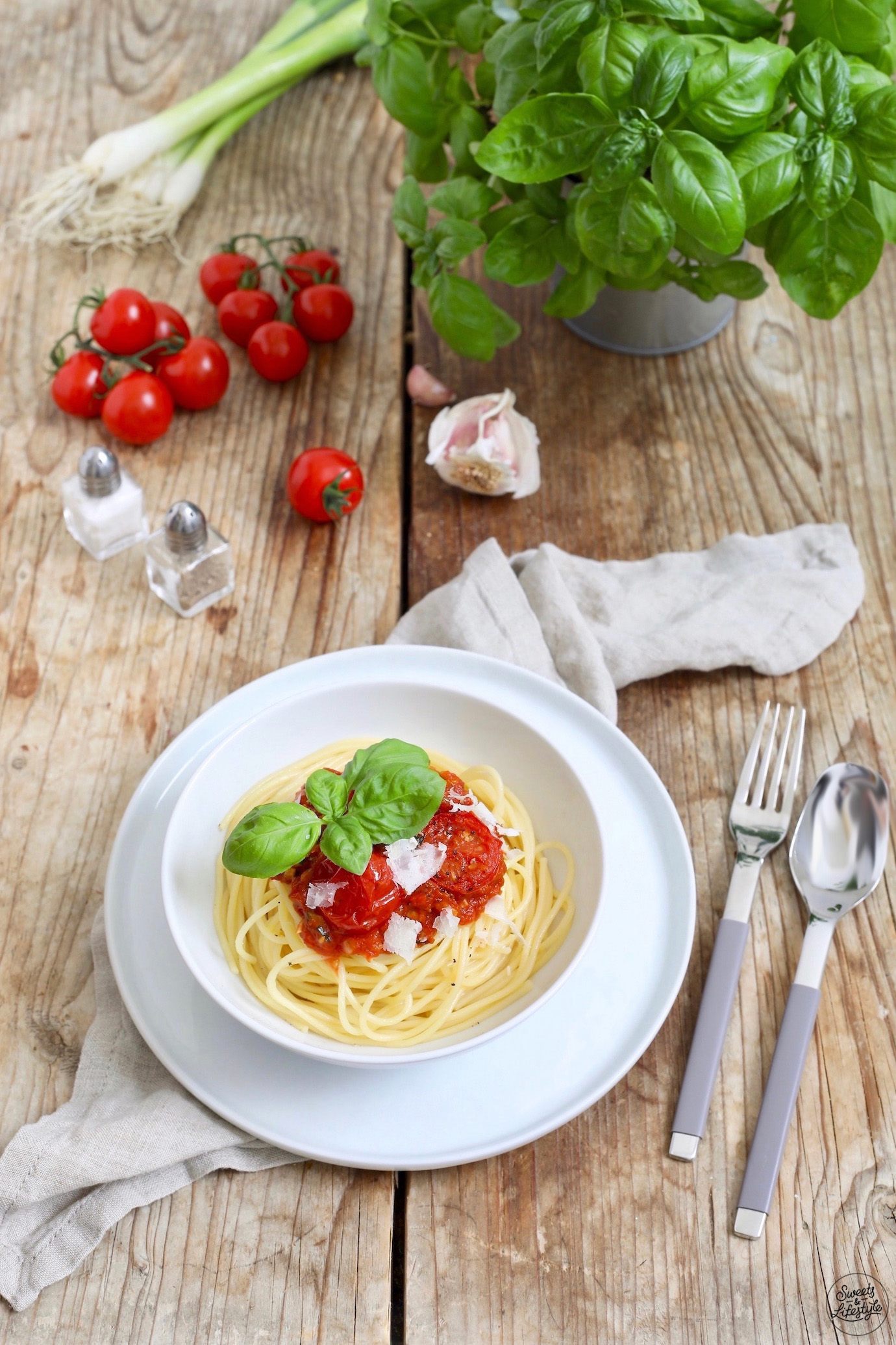 Schnelle Pasta mit Tomaten und Basilikum - Rezept - Sweets &amp; Lifestyle®