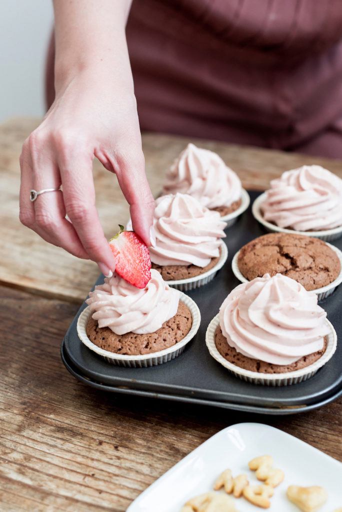 Verena von Sweets & Lifestyle® beim Verzieren ihrer Erdbeercupcakes