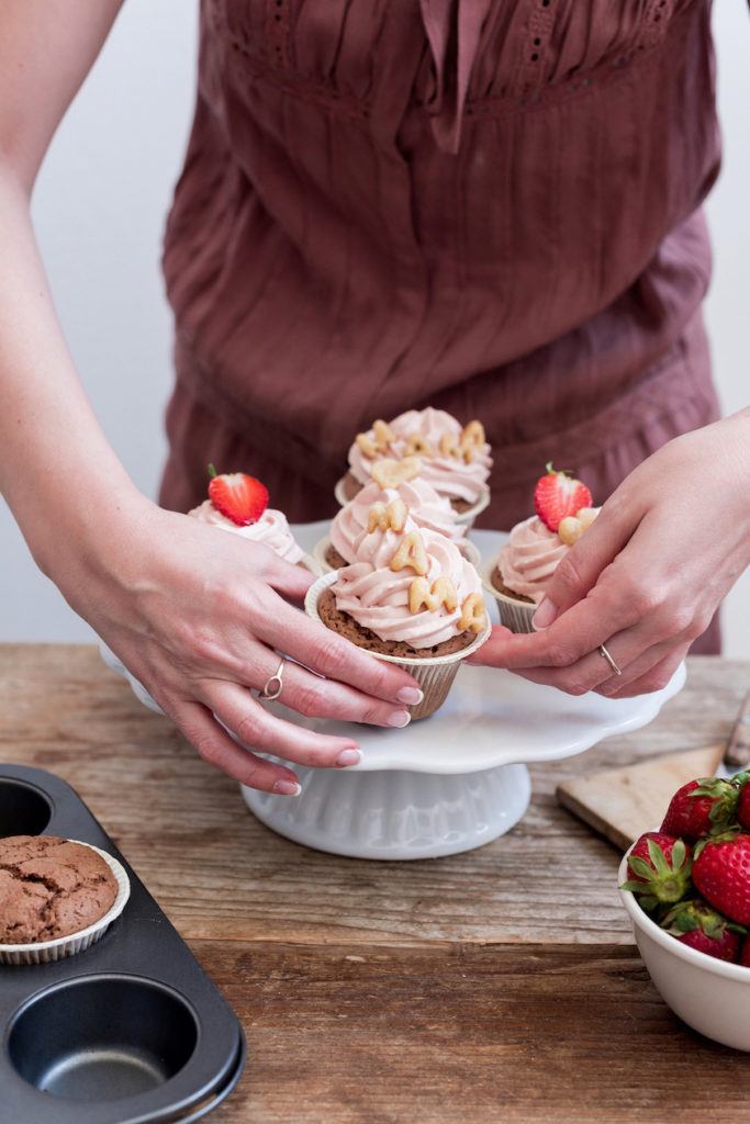 Verena von Sweets & Lifestyle® mit ihren Erdbeercupcakes als Muttertagscupcakes