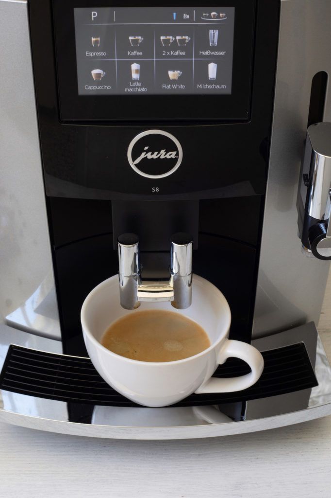 Frisch gebrühter Espresso aus dem JURA S8 Kaffeevollautomaten
