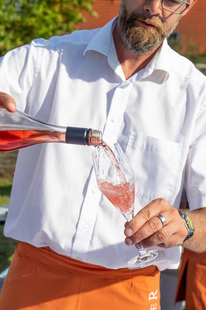Der Aperitif Rosante 2018 vom Weingut Jatschka wird eingeschenkt beim Tafeln im Weinviertel