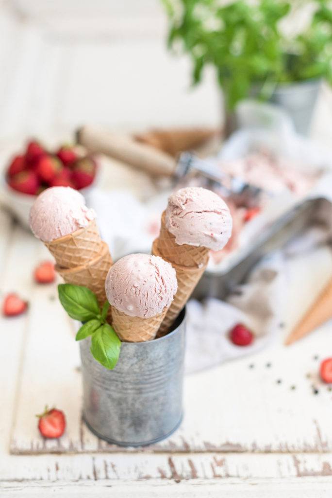 Leckeres Erdbeer Basilikum Pfeffer Eis nach einem Rezept von Sweets & Lifestyle®