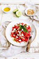 Wassermelonen Feta Salat mit Minze und gerösteten Pinienkernen serviert nach einem Rezept von Sweets & Lifestyle®