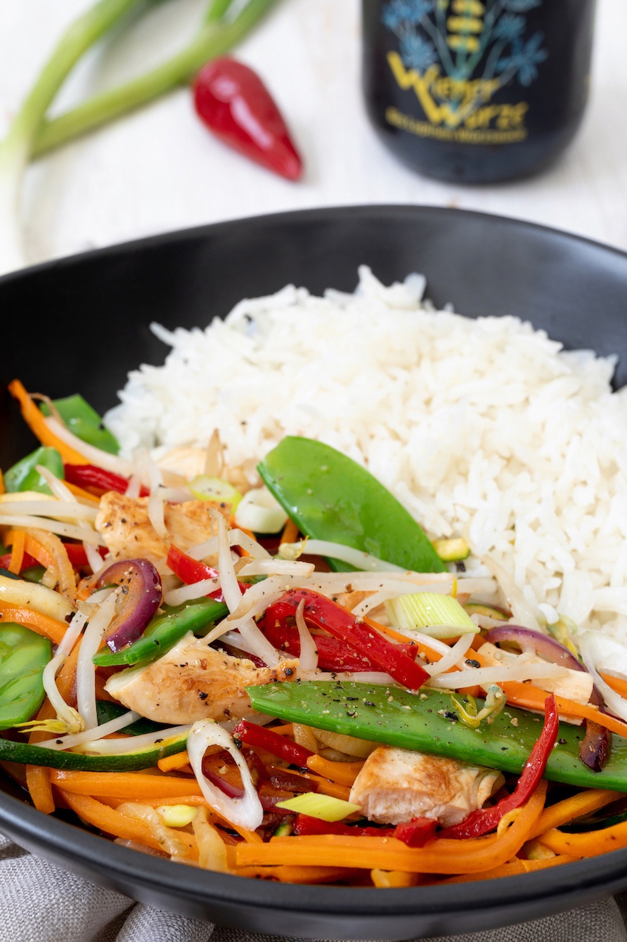 Wok-Gemüse mit Huhn und Reis - Rezept - Sweets &amp; Lifestyle®