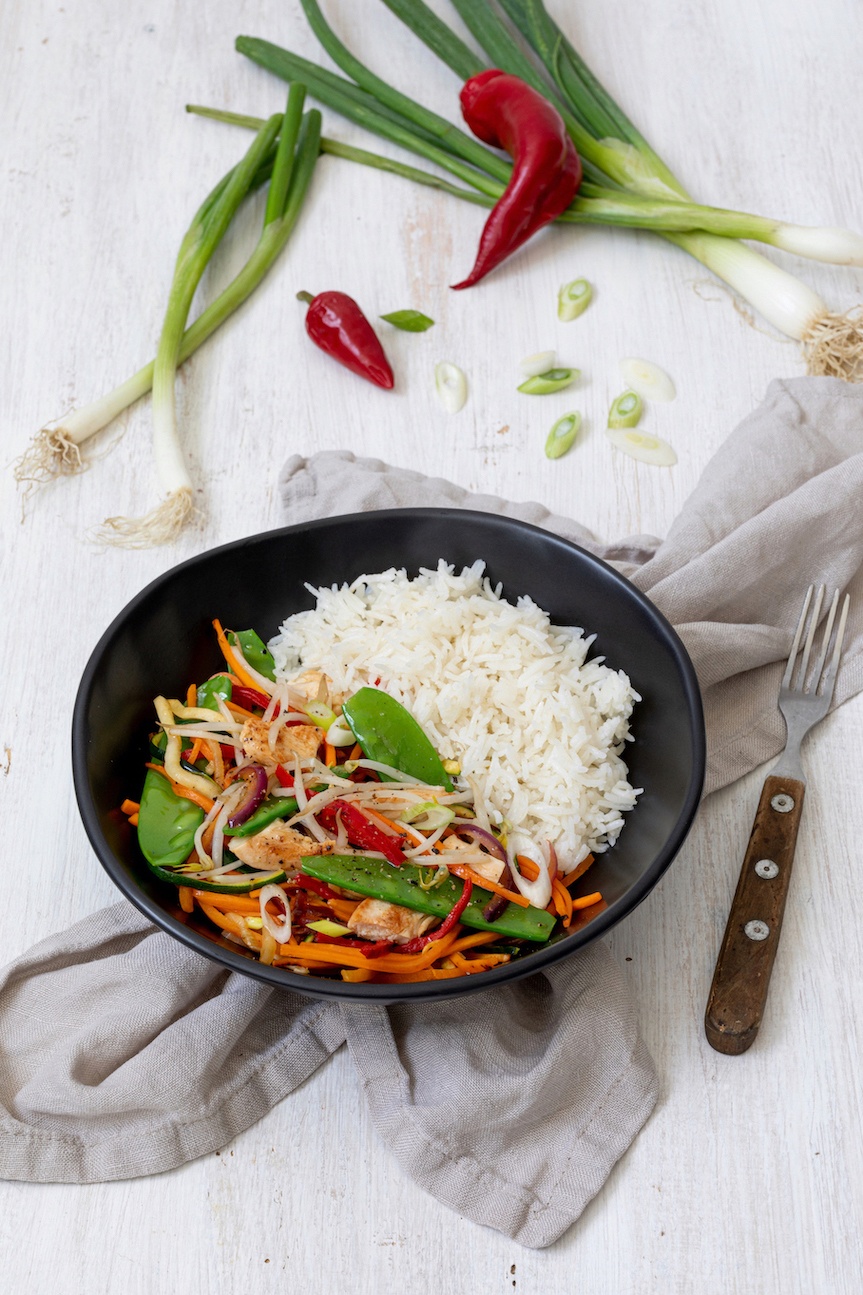 Wok-Gemüse mit Huhn und Reis - Rezept - Sweets &amp; Lifestyle®