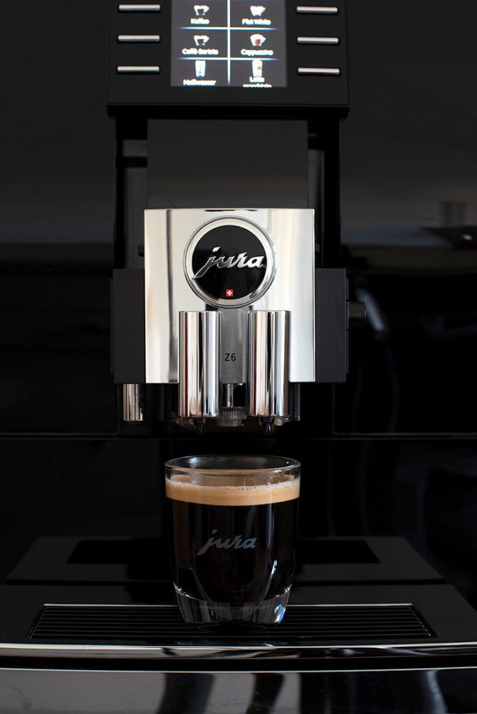 Espresso aus dem Jura Z6 Kaffeevollautomaten im SchlossStudio von Verena Pelikan