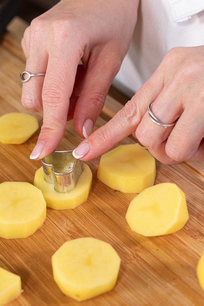 Herzen werden von Foodbloggerin Verena Pelikan von Sweets & Lifestyle® mit Herzausstechern aus den Kartoffelscheiben ausgestochen
