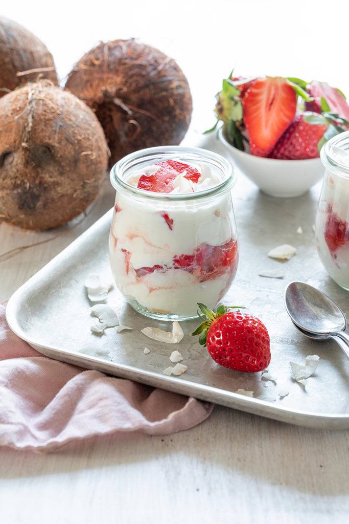 Erdbeer Kokos Tiramisu als Dessert im Glas serviert nach einem Rezept von Sweets & Lifestyle®