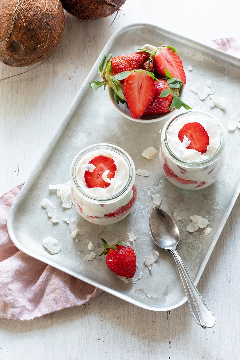 Erdbeer-Kokos-Tiramisu - Rezept - Dessert im Glas - Sweets &amp; Lifestyle®