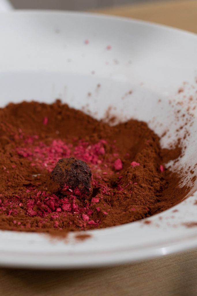 Espressotrüffel nach einem Rezept von Sweets & Lifestyle® werden in Kakaopulver gerollt