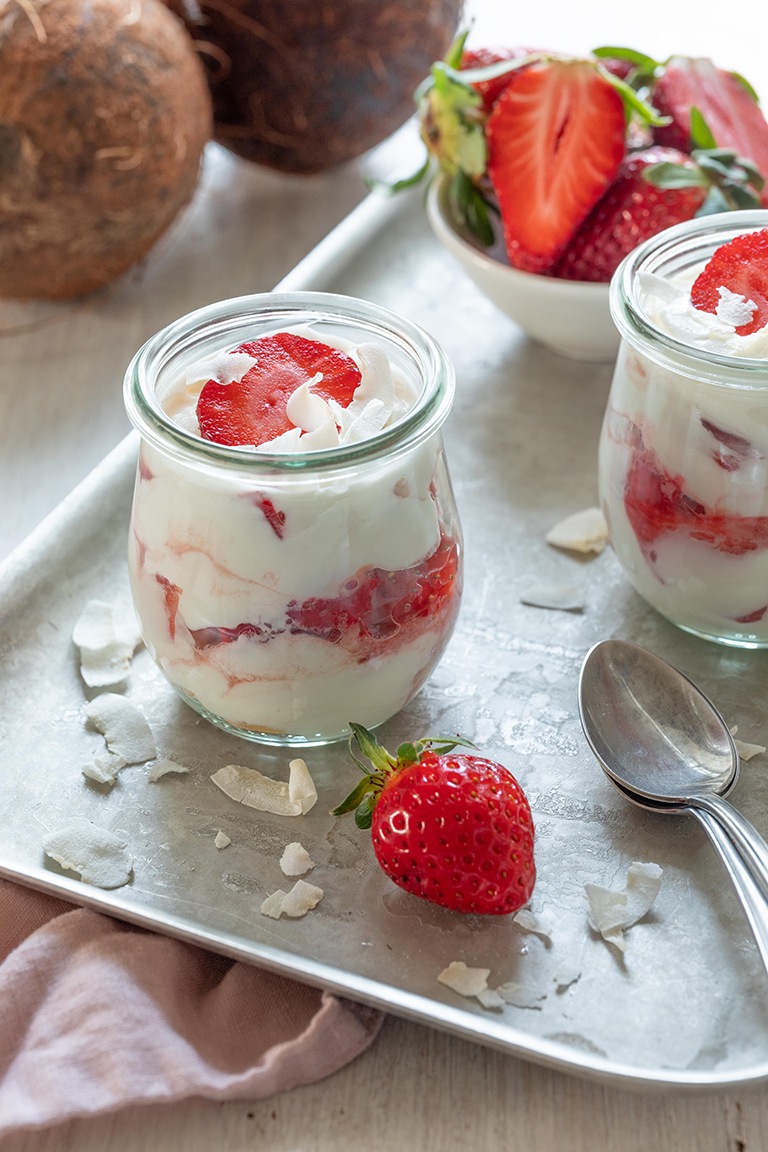 Erdbeer-Kokos-Tiramisu - Rezept - Dessert im Glas - Sweets &amp; Lifestyle®