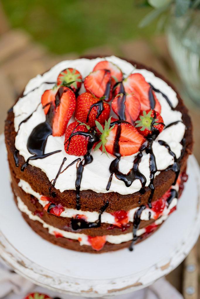 Frische Erdbeeren und selbst gemachte Schokosauce auf der Schoko Erdbeer Torte mit Mascarpone nach einem Rezept von Sweets & Lifestyle®
