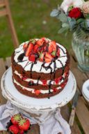 Leckere Schoko Erdbeer Torte als Schoko Erdbeer Naked Cake mit frischen Erdbeeren nach einem Rezept von Sweets & Lifestyle®