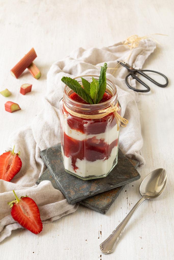 Erdbeer Rhabarber Schichtdessert serviert als Dessert im Glas nach einem Rezept von Sweets & Lifestyle®