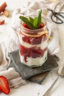 Leckeres Erdbeer Rhabarber Schichtdessert serviert als Dessert im Glas nach einem Rezept von Sweets & Lifestyle®
