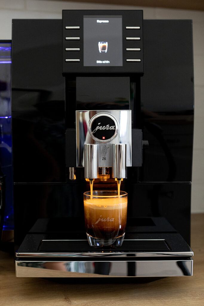 Frisch gebruehter Espresso aus dem JURA Kaffeevollautomaten im SchlossStudio von Verena Pelikan im Schloss Coburg zu Ebenthal