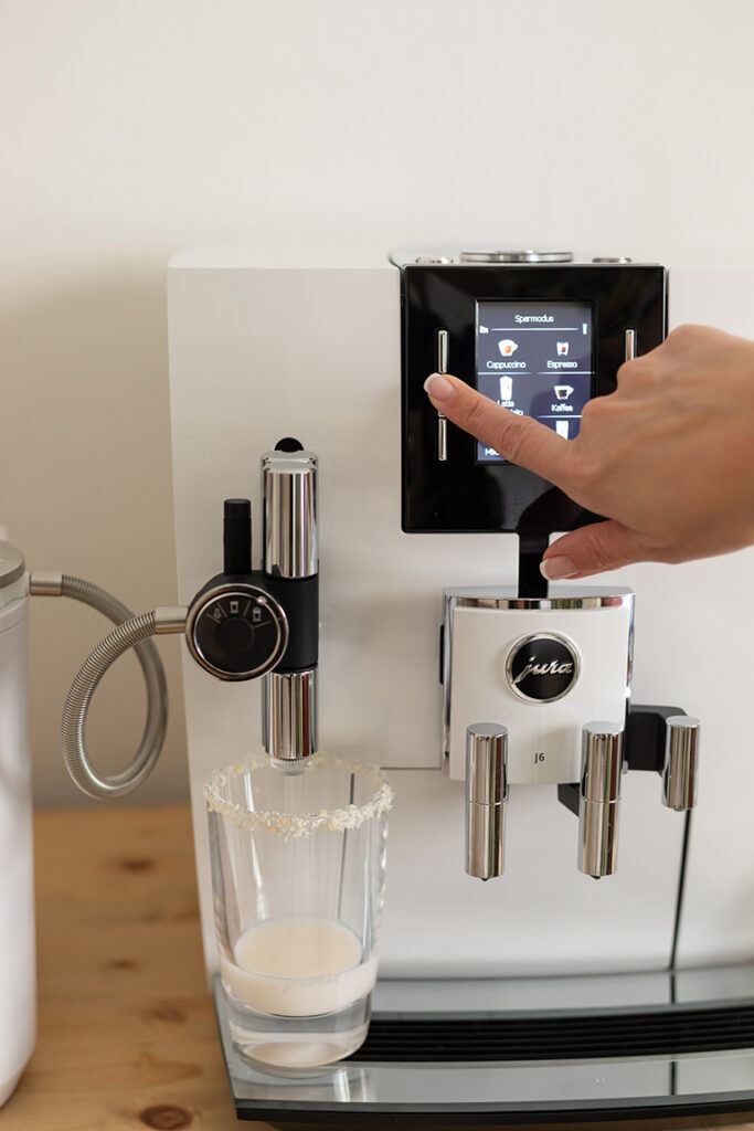 Kokos Latte Macchiato mit Kokoslikoer gemacht mit dem JURA J6 Kaffeevollautomaten im SchlossStudio von Verena Pelikan