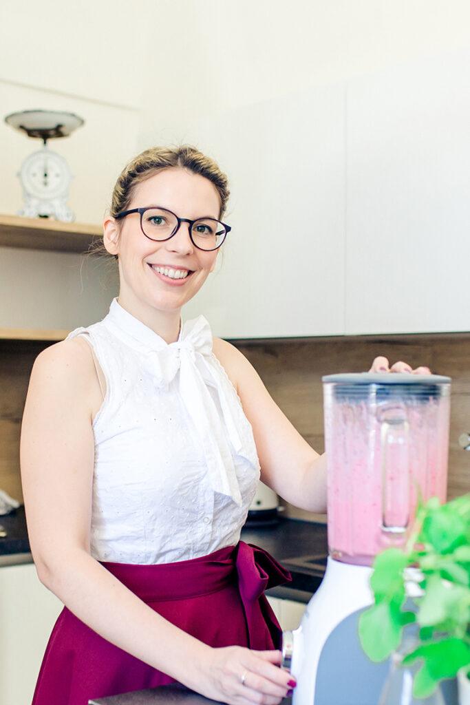 Oesterreichs reichweitenstaerkste Foodbloggerin Verena Pelikan mit eigens kreierten und gemixten Ribiselsmoothie