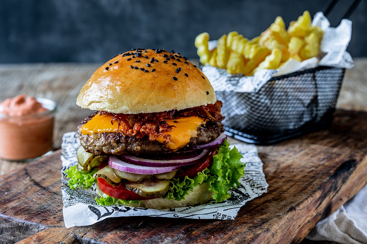 Hamburger mit Käse und Speck - Rezept - Sweets &amp; Lifestyle®