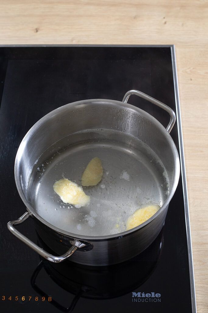 Geformte Griessnockerl in leicht kochendem Wasser fuer 12 Minuten kochen lassen