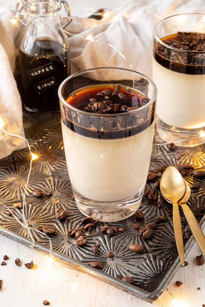 Leckere Kaffee Panna Cotta als Dessert im Glas serviert nach einem Rezept von Sweets & Lifestyle®