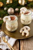 Schichtdessert mit Vanillekipferl als Weihnachtsdessert im Glas serviert nach einem Rezept von Sweets & Lifestyle®