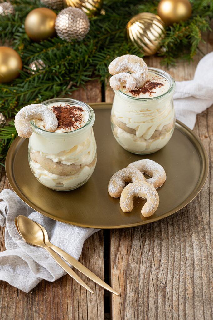 Leckeres Vanillekipferl-Tiramisu als Dessert im Glas zu Weihnachten serviert nach einem Rezept von Sweets & Lifestyle®