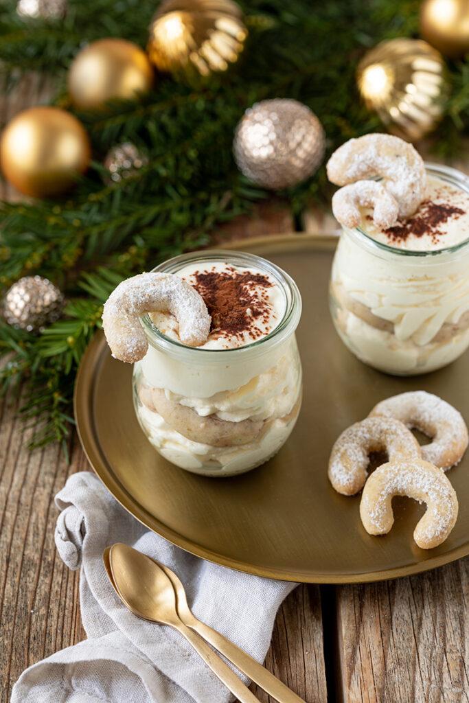 Vanillekipferl-Tiramisu als Dessert im Glas zu Weihnachten serviert nach einem Rezept von Sweets & Lifestyle®