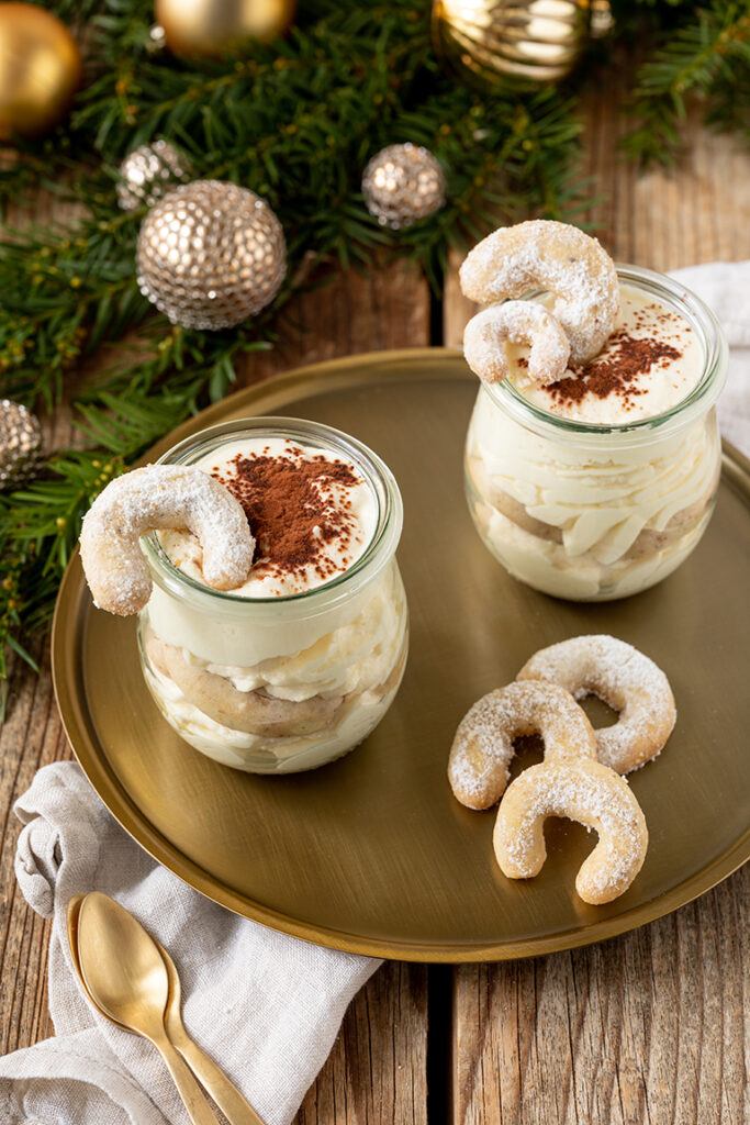 Leckeres Vanillekipferl-Tiramsiu serviert als Weihnachtsdessert nach einem Rezept von Sweets & Lifestyle®