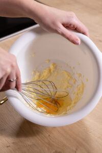 schaumig geschlagene zimmerwarme Butter und zimmerwarmes Ei miteinander verruehren fuer die selbst gemachten Griessnockerl von Sweets & Lifestyle®