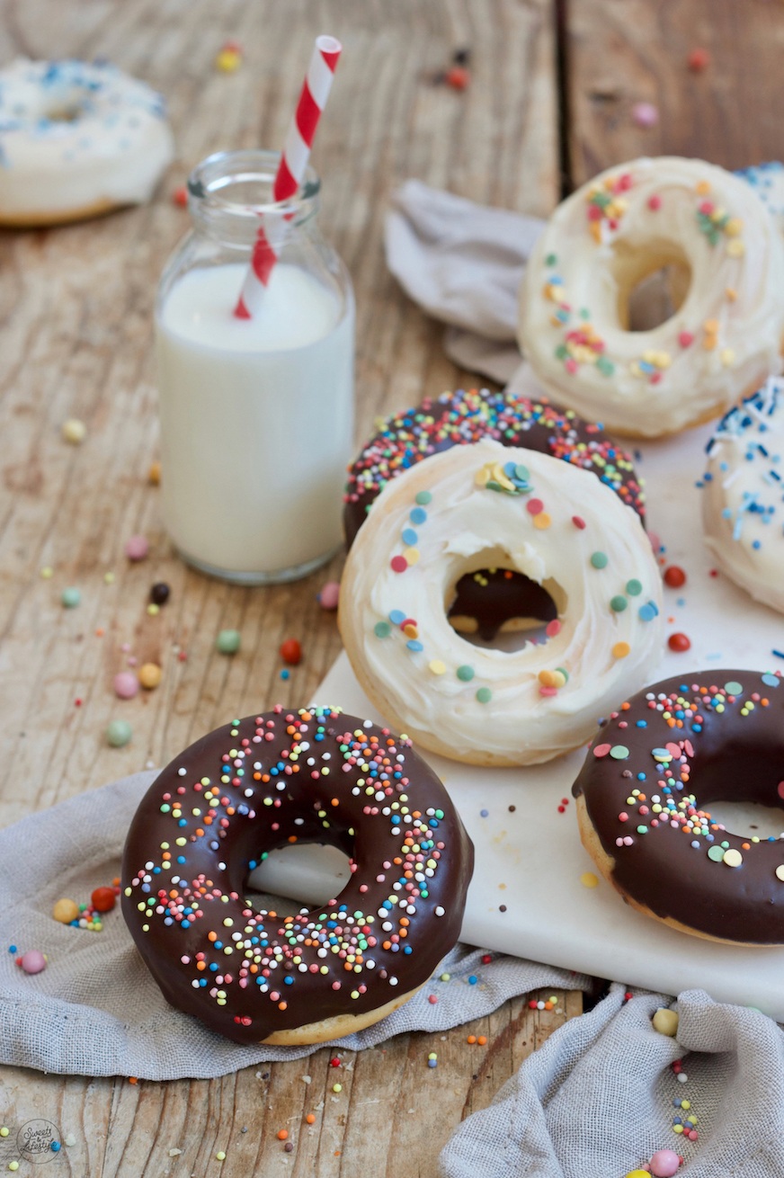 Bunte Donuts aus der Silikonform gemacht im Backofen als Faschingsdonuts nach dem Rezept von Sweets & Lifestyle®
