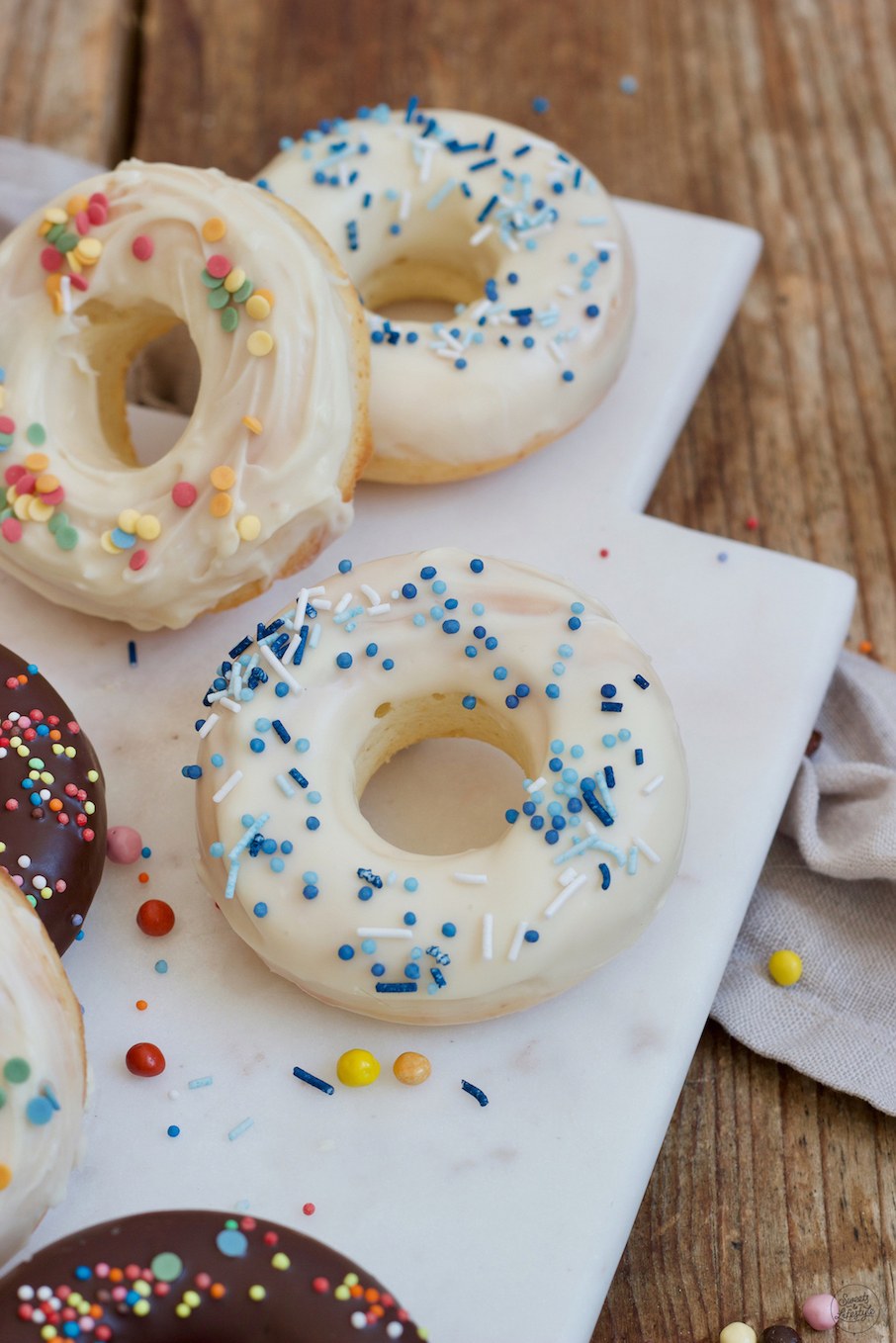 Leckeres Donuts im Backofen in einer Silikonform gemacht fuer den Kindergeburtstag nach dem Rezept von Sweets & Lifestyle®