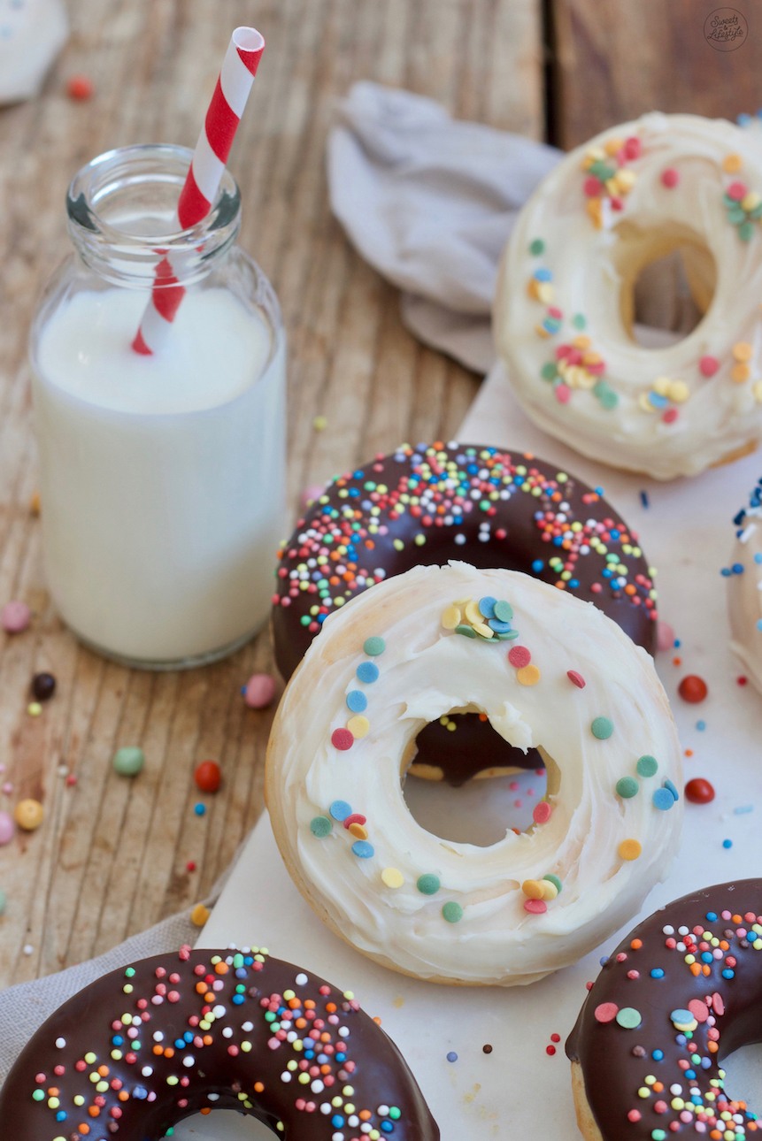 Fluffige Donuts fuer den Kindergeburtstag in einer Silikonform gemacht nach einem Rezept von Sweets & Lifestyle®