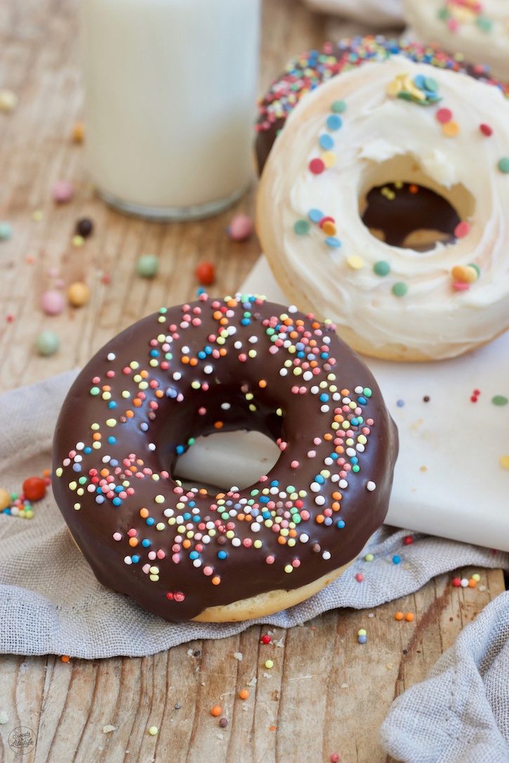 Leckere Donuts selber machen im Backofen mit einer Silikonform fuer den Kindergeburtstag nach einem Rezept von Sweets & Lifestyle®